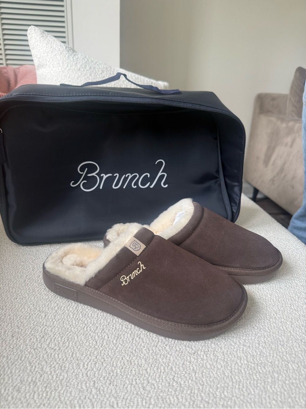 Brunch Cozy Shearling suede Slippers in Dark Brown w7 men’s 6